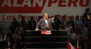 Alan García afirma que no dejaría morir a Fujimori en la cárcel
En la imagen, el expresidente peruano Alan García.