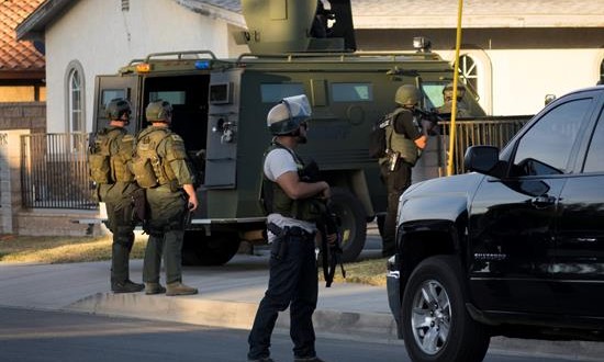 Apple se niega a desbloquear el iPhone del autor del tiroteo en California
Oficiales de la policía buscan a los sospechosos cerca a la escena de un tiroteo en el Centro Regional Inland en San Bernardino (California, USA), el pasado mes de diciembre.