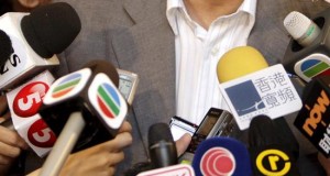 Asesinado a tiros un reportero de una emisora de radio en el sur de Filipinas
Un locutor de una emisora de radio fue asesinado anoche en su casa en el sur de Filipinas por disparos de dos desconocidos, en un caso que el Sindicato Nacional de Periodistas de Filipinas (NUJP, en inglés) atribuyó hoy a la cultura de impunidad que impera en el país