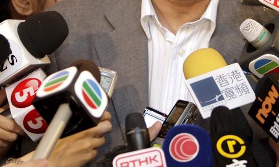 Asesinado a tiros un reportero de una emisora de radio en el sur de Filipinas
Un locutor de una emisora de radio fue asesinado anoche en su casa en el sur de Filipinas por disparos de dos desconocidos, en un caso que el Sindicato Nacional de Periodistas de Filipinas (NUJP, en inglés) atribuyó hoy a la cultura de impunidad que impera en el país