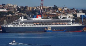 Abogado del chef chileno caído desde el Queen Mary II no descarta un homicidio
Vista del crucero Queen Mary II hoy, miércoles 17 de febrero de 2016, al que la justicia de Chile emitió una orden de registro con el fin de esclarecer las circunstancias en torno a la desaparición del chef chileno Favio Oñate.