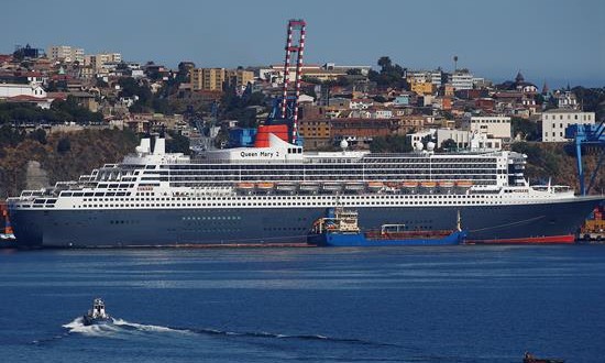 Abogado del chef chileno caído desde el Queen Mary II no descarta un homicidio
Vista del crucero Queen Mary II hoy, miércoles 17 de febrero de 2016, al que la justicia de Chile emitió una orden de registro con el fin de esclarecer las circunstancias en torno a la desaparición del chef chileno Favio Oñate.