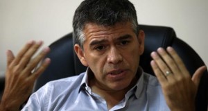 Guzmán dice que está en juego el regreso de Perú al fujimorismo y la dictadura
El candidato presidencial peruano Julio Guzmán habla durante una entrevista con Efe este 17 de febrero de 2016, en Lima (Perú).