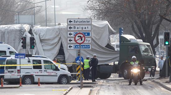 Un nuevo atentado contra un convoy militar en el sureste de Turquía deja siete muertos
Policías hacen guardia mientras trabajadores retiran los restos del autobús militar atacado ayer en Ankara por un terrorista suicida.