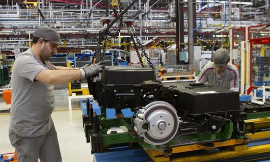 La OCDE avisa de una nueva ralentización mundial y pide medidas urgentes
Dos operarios colocan baterías de la furgoneta eléctrica Citroën Berlingo.