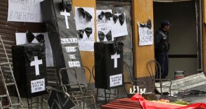 Ciudad boliviana vela a 6 muertos que dejó el incendio en la Alcaldía de El Alto
Fotografía de cajas con forma de ataúd en la sede de la Alcaldía de El Alto hoy, jueves 18 de febrero de 2016.