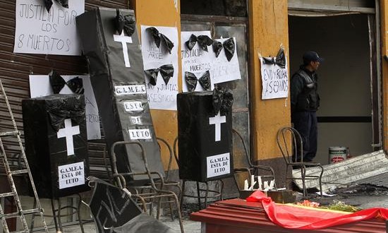 Ciudad boliviana vela a 6 muertos que dejó el incendio en la Alcaldía de El Alto
Fotografía de cajas con forma de ataúd en la sede de la Alcaldía de El Alto hoy, jueves 18 de febrero de 2016.