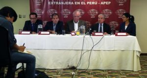 Los congresistas peruanos Alberto Quintanilla (i), Wilbert Rozas (2i), Víctor Andrés García Belaúnde (c) y César Villanueva (2d) y la presidenta de la Asociación de Prensa Extranjera (APEP), Jacqueline Fowks (d), fueron registrados este lunes, durante una rueda de prensa para exponer sus posiciones sobre el pedido de destitución del presidente,Pedro Pablo Kuczynski, en Lima (Perú). EFE