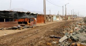 La costa norte y central de Perú fue afectada entre diciembre de 2016 y abril de 2017 por la inusual presencia del fenómeno de El Niño Costero, que dejó 159 fallecidos, 18 desaparecidos, 469 heridos, cerca de 290.000 damnificados y unos 1,4 millones de afectados. EFE/Archivo