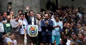 El líder del Parlamento y autoproclamado presidente encargado de Venezuela, Juan Guaidó (c). EFE