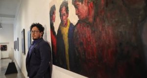 El pintor peruano Diego Alcalde posa durante una entrevista con Efe en Ciudad de México (México). EFE