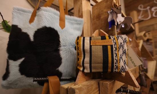 Fotografía del 24 de enero de 2019, donde se observan productos de la marca Sutisana, en El Alto (Bolivia). EFE