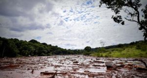 El número de desaparecidos tras la rotura de una represa de la minera Vale en Brasil bajó a 299, después de que los bomberos rescataran este sábado a más supervivientes de la tragedia, aunque el número de fallecidos ascendió a diez, confirmó un portavoz de los bomberos a Efe. Duración: 01:10 IMÁGENES ALEX MIRKHAN Y FACILITADAS POR LOS BOMBEROS NBR.