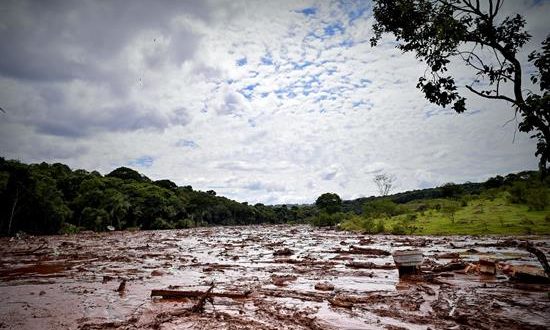 El número de desaparecidos tras la rotura de una represa de la minera Vale en Brasil bajó a 299, después de que los bomberos rescataran este sábado a más supervivientes de la tragedia, aunque el número de fallecidos ascendió a diez, confirmó un portavoz de los bomberos a Efe. Duración: 01:10 IMÁGENES ALEX MIRKHAN Y FACILITADAS POR LOS BOMBEROS NBR.