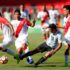 El jugador de la selección peruana de fútbol Carlos Huerto (i) disputa el balón con el seleccionado de Argentina Gonzalo Maroni (d) este sábado, durante un partido del campeonato sudamericano Sub20, en el estadio Fiscal de Talca (Chile). EFE