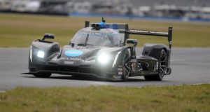El piloto español Fernando Alonso del equipo Konica Minolta Cadillac conduce su vehículo este sábado durante la competencia de prototipos Rolex 24 Horas, en la ciudad de Daytona Beach, en Florida (Estados Unidos). EFE