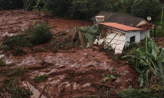 Vista con dron de los efectos del desastre causado por la rotura de una represa que contenía residuos minerales de la compañía Vale este viernes, en Brumadinho, municipio de Minas Gerais (Brasil). EFE