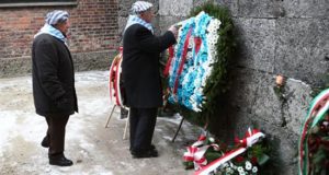 Exprisioneros del campo de concentración de Auschwitz-Birkenau depositan flores y velas en el 74 aniversario de la liberación del campo este exterminio, en Oswiecim, Polonia. EFE