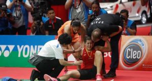 La española Carolina Marín se retiró de la final del Masters de Indonesia de badminton, cuando vencía por 10-4 ante la india Saina Nehwal, por una lesión en la rodilla derecha. EFE