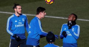 El delantero brasileño del Real Madrid Vinicius jr. junto al portero belga Thibaut Courtois y el galés Gareth Bale (i) durante el entrenamiento realizado en la Ciudad Deportiva de Valdebebas en la víspera del partido de la vigésima primera jornada de liga de Primera División que el conjunto blanco disputa ante el RCD Espanyol mañana en el RCDE Stadium. EFE