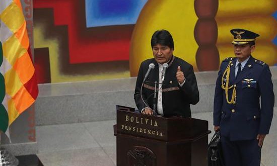 El presidente de Bolivia, Evo Morales (i), participa durante la toma de posesión de su nuevo gabinete, el pasado miércoles en La Paz (Bolivia). EFE