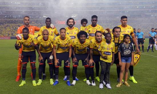 Barcelona, de Ecuador, remontó hoy y derrotó por 2-1 a Alianza Lima, de Perú, en un partido amistoso con unos 50.000 aficionados que disfrutaron y aplaudieron el fútbol que mostró el invitado especial del club local en su "Noche Amarilla", el italiano Andrea Pirlo (segunda fila-3i). EFE