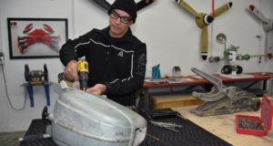 El artista argentino Cristian Castro recobra el brillo y la movilidad de chatarra destartalada y la convierte en enormes robots y otros personajes metálicos que iluminan salas de arte en Estados Unidos y libran al planeta de un poco de basura industrial