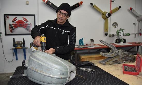 El artista argentino Cristian Castro recobra el brillo y la movilidad de chatarra destartalada y la convierte en enormes robots y otros personajes metálicos que iluminan salas de arte en Estados Unidos y libran al planeta de un poco de basura industrial