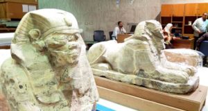 Dos esfinges sentadas sobre dos tablones de madera a punto de ser transportadas del departamento de restauración del Gran Museo Egipcio al de conservación de dicho centro, que ya ha completado un 88% de su proyecto de construcción y ha trasladado con éxito más de 46.000 de las 50.000 piezas arqueológicas que expondrá en sus salas, que se espera pueda abrir al público el próximo año. EFE