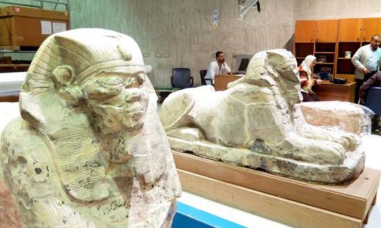 Dos esfinges sentadas sobre dos tablones de madera a punto de ser transportadas del departamento de restauración del Gran Museo Egipcio al de conservación de dicho centro, que ya ha completado un 88% de su proyecto de construcción y ha trasladado con éxito más de 46.000 de las 50.000 piezas arqueológicas que expondrá en sus salas, que se espera pueda abrir al público el próximo año. EFE