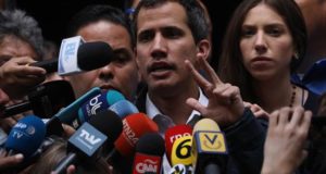 El presidente de la Asamblea Nacional (Parlamento) de Venezuela y autoproclamado presidente interino del país, Juan Guaidó, habla con los medos de comunicación al final de una misa este domingo, en la Iglesia San Jose de Chacao, en Caracas (Venezuela). EFE