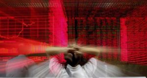 Un inversor observa una pantalla con información de La Bolsa de Shanghái (China). EFE/Archivo