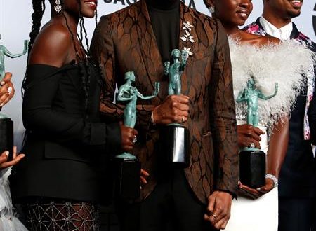 Chadwick Boseman (2i), que apareció en el escenario acompañado por compañeros de "Black Panther" como Lupita Nyong'o (i) y Michael B. Jordan (D), se preguntó retóricamente si esta cinta ha cambiado la manera en que la industria audiovisual ve a los artistas negros. EFE