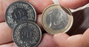 Una moneda de un franco y otra de 20 céntimos son colocadas junto a una moneda de un euro en Lausana (Suiza). EFE/Archivo