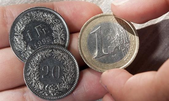 Una moneda de un franco y otra de 20 céntimos son colocadas junto a una moneda de un euro en Lausana (Suiza). EFE/Archivo