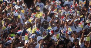 Feligreses se despiden del papa Francisco, a su llegada al aeropuerto, tras su participación en la Jornada Mundial de la Juventud 2019 (JMJ), en Ciudad de Panamá (Panamá). EFE
