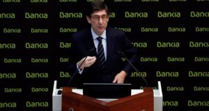 Bankia obtuvo un beneficio neto de 703 millones de euros en 2018, el 39 % más que un año antes, según ha informado hoy la entidad a la Comisión Nacional del Mercado de Valores (CNMV). La entidad ha explicado que ha realizado una dotación extraordinaria de 85 millones de euros por la venta de una cartera de activos improductivos a Lone Star, una provisión sin la que el beneficio habría alcanzado los 788 millones de euros en 2018.Igualmente, tras esta dotación, el cuarto trimestre del año arroja unas pérdidas de 40 millones de euros. En una nota, el presidente de Bankia, José Ignacio Goirigolzarri, ha destacado que el año 2018 ha sido, desde el punto de vista estratégico, “muy importante", ya que el banco ha integrado BMN "en un tiempo récord y de forma magnífica", lo que abre enormes posibilidades de cara al futuro” al banco. EFE