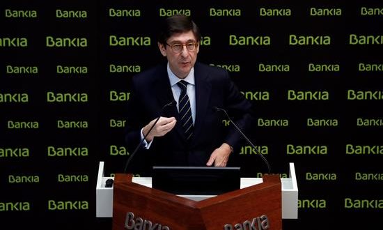 Bankia obtuvo un beneficio neto de 703 millones de euros en 2018, el 39 % más que un año antes, según ha informado hoy la entidad a la Comisión Nacional del Mercado de Valores (CNMV). La entidad ha explicado que ha realizado una dotación extraordinaria de 85 millones de euros por la venta de una cartera de activos improductivos a Lone Star, una provisión sin la que el beneficio habría alcanzado los 788 millones de euros en 2018.Igualmente, tras esta dotación, el cuarto trimestre del año arroja unas pérdidas de 40 millones de euros. En una nota, el presidente de Bankia, José Ignacio Goirigolzarri, ha destacado que el año 2018 ha sido, desde el punto de vista estratégico, “muy importante", ya que el banco ha integrado BMN "en un tiempo récord y de forma magnífica", lo que abre enormes posibilidades de cara al futuro” al banco. EFE