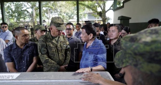 El presidente filipino, Rodrigo Duterte, visita, este lunes, la zona donde se produjo el atentado producido el día anterior en Joló (Filipinas). EFE