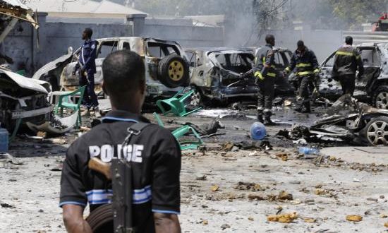 Un agente de la policía monta guardia en el lugar donde se ha producido, este martes, un atentado en Mogadiscio (Somalia). EFE