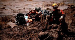 Un bombero participa en las labores de rescate de las víctimas de la ruptura de una presa minera, en Brumadinho (Brasil). EFE