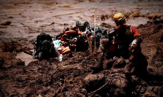 Un bombero participa en las labores de rescate de las víctimas de la ruptura de una presa minera, en Brumadinho (Brasil). EFE