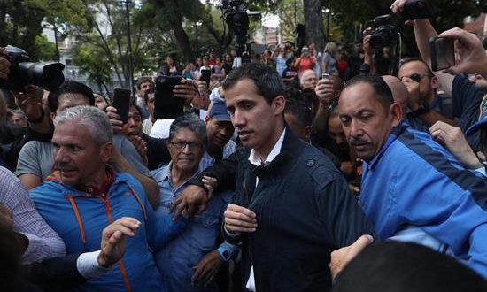 El presidente de la Asamblea Nacional (Parlamento) de Venezuela y autoproclamado presidente interino del país, Juan Guaidó, caminaba entre sus simpatizantes al final de una misa este domingo, en la Iglesia San Jose de Chacao, en Caracas (Venezuela). EFE
