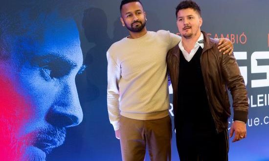 El director Mukhtar Omar Sharif Mukhtar posa junto al hermano de Leo Messi, Rodrigo Messi, durante la presentación, este martes en Barcelona, del nuevo espectáculo del Cirque du Soleil basado en la vida del jugador del FC Barcelona. EFE