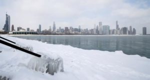 Vista de las aguas heladas del lago Michigan en Chicago, Illinois (Estados Unidos), este martes. EFE