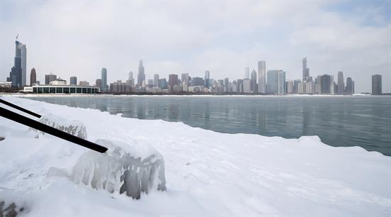 Vista de las aguas heladas del lago Michigan en Chicago, Illinois (Estados Unidos), este martes. EFE