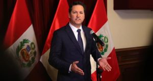 En la imagen un registro del presidente del Congreso de Perú, Daniel Salaverry, quien informó que los vicepresidentes de la entidad, Segundo Tapia y Leyla Chihuán, no se excusaron por su inasistencia a una sesión en la que se iba a definir la recomposición de las comisiones legislativas. EFE/Archivo