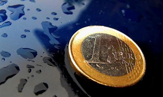 Moneda de un euro sobre un coche. EFE/Archivo