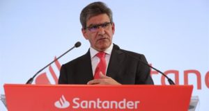 El Banco Santander obtuvo un beneficio neto atribuido de 7.810 millones de euros en 2018, el 18 % más que un año antes, según ha informado este miércoles la entidad española a la Comisión Nacional del Mercado de Valores (CNMV). En una nota, la presidenta del Banco Santander, Ana Botín, ha destacado que 2018 "ha sido un año excelente para el Grupo", al completarse "con éxito" su plan estratégico a tres años (2016-2018), y que para lograrlo ha sido "clave" el foco en ganarse la confianza de los clientes y en la transformación digital. "Gracias a ello, continuamos como uno de los bancos más rentables y eficientes del mundo entre nuestros competidores", ha dicho Botín, para quien la prioridad de la entidad de aumentar la vinculación de clientes ha sido "fundamental".Durante 2018, creció en 2,6 millones los clientes vinculados -aquellos que consideran a Santander su entidad principal- mientras que los digitales aumentaron en 6,6 millones, hasta situarse en 32 millones, según el Santander, que ha explicado que casi un tercio de las ventas totales se realizan actualmente a través de canales digitales.Botín también ha destacado que Latinoamérica sigue siendo un motor importante de crecimiento del Grupo, con buen progreso especialmente en Brasil y México, mientras que en España, la integración de Popular avanza "más rápido de lo previsto". Según los resultados, en 2018, Europa contribuyó un 52 % al resultado del Grupo y América, un 48 %. Brasil fue el país que más aportó a los resultados, con un 26 % del beneficio ordinario, seguido de España, con un 17 %, y el Reino Unido y Santander Consumer Finance (SCF), con un 13 % en ambos casos. En Brasil, el beneficio atribuido aumentó un 2 %, hasta 2.605 millones de euros; mientras que en España ganó 1.458 millones, un 28 % más. En Reino Unido, el beneficio atribuido cayó un 9 %, hasta 1.362 millones de euros, mientras que el de Santander Consumer Finance se incrementó hasta los 1.296 millones de euros. En México, el beneficio aumentó un 7 %, hasta 760 millones; en Chile, el 5 %, hasta 614 millones, mientras que en EEUU ganó 552 millones de euros, el 35,3 % más. EFE