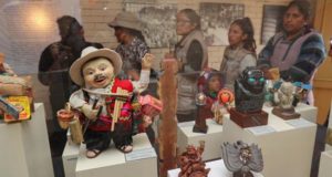 Ciudadanos bolivianos recorren el museo de la deidad andina del Ekeko este miércoles en La Paz (Bolivia). EFE